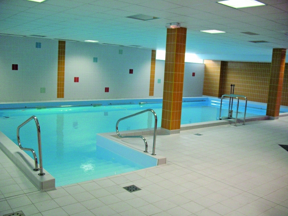 Un bassin de kiné-balnéothérapie
