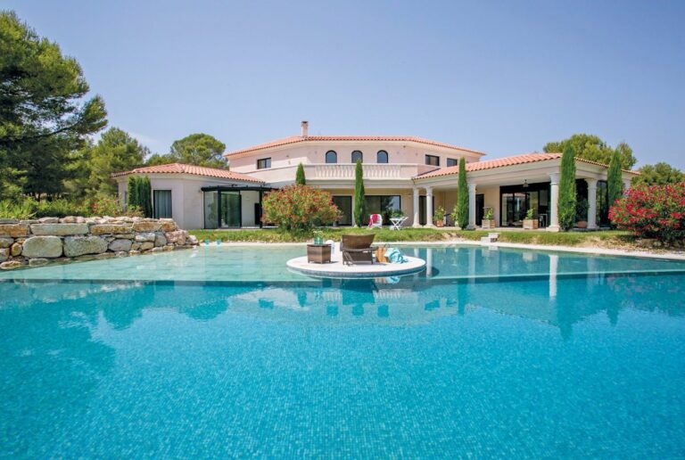 EXERCICE DE STYLE UNE PISCINE HORS NORME