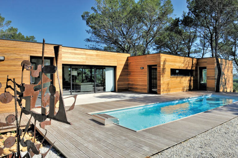Piscinelle propose une piscine bois au style sportif et nature