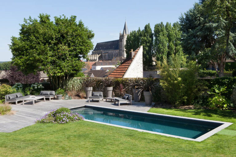Création d’une piscine paysagée  tout en perspectives  