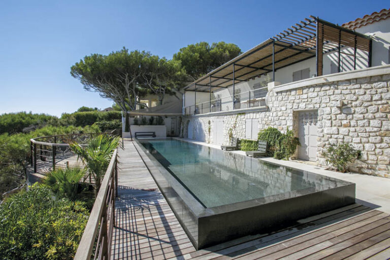 Création d’une piscine miroir en béton brut  