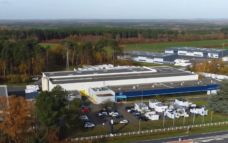 Mondial Piscine dévoile son usine de fabrication en vidéo