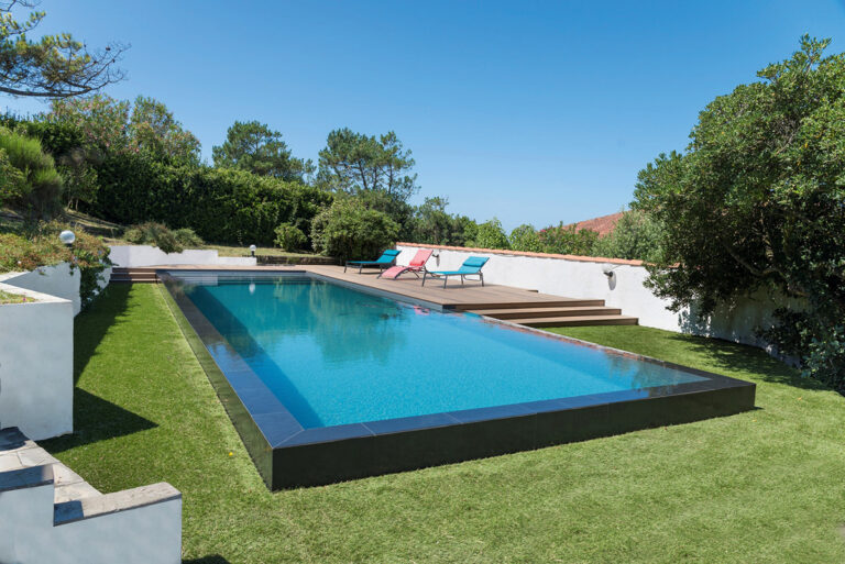 Création d’une piscine miroir à débordement partiellement hors-sol