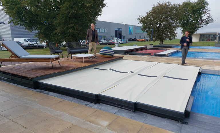 Rénoval Abris présente sa couverture piscine