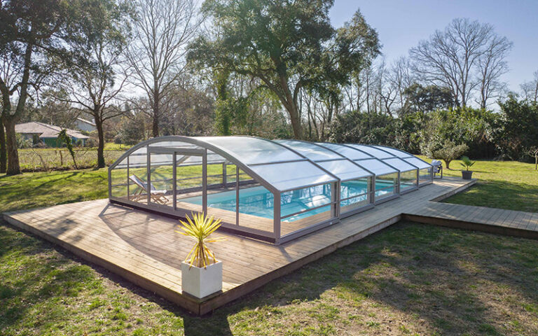 Abridéal présente Alto, un abri de piscine mi-haut 