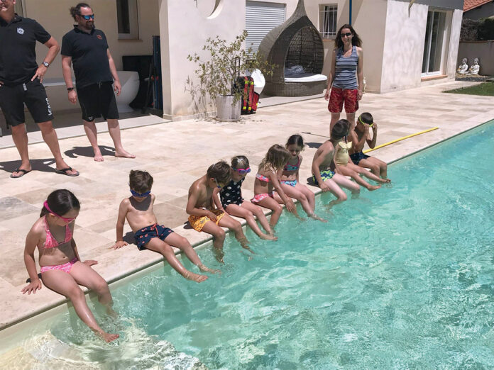 classe bleue enfants bord piscine 202206
